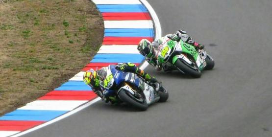 Due motociclisti in curva durante una gara su pista.