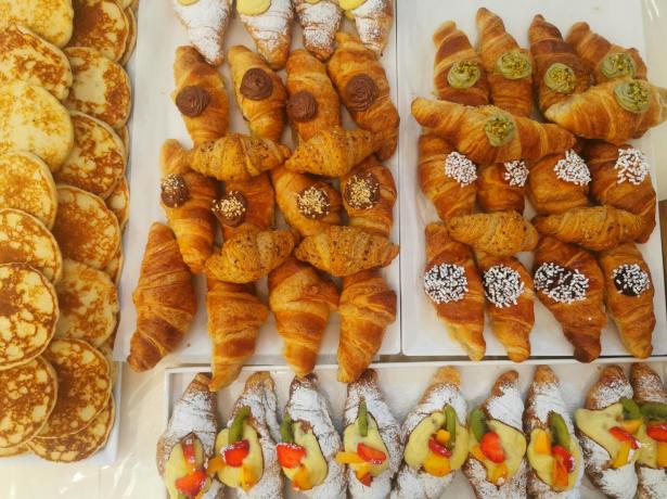 Deliziosi croissant e pancake con vari ripieni e guarnizioni.