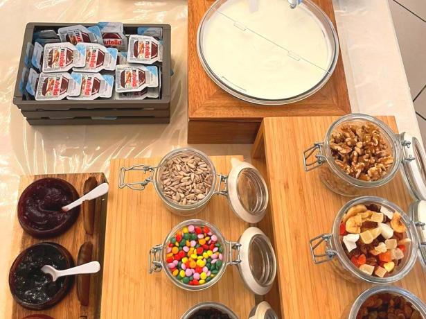 Buffet di dolci con croissant, marmellate e frutta secca.